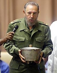 FIDEL CASTRO sostiene una cazuela durante su ataque a los artefactos elctricos.