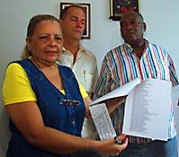 LOS DISIDENTES Martha Beatriz Roque, Ren Gmez Manzano (centro) y Flix Antonio Bonne 
anuncian en La Habana el lanzamiento del movimiento para crear una sociedad civil en la isla.