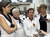 GISELA DELGADO (izq.), Miriam Leiva (segunda a la derecha) y Blanca Reyes (der.), hablan a la prensa en La Habana.