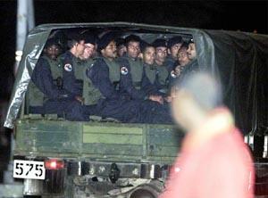 Un camion transporta la tropa de asalto.