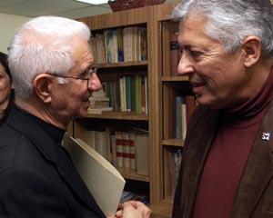 MONSE�OR AGUSTIN Rom�n, obispo auxiliar de Miami, junto a 
Jos� Basulto, durante la rueda de prensa de ayer.