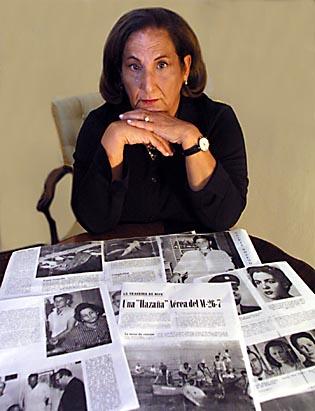 OMARA GONZALEZ, la nica sobreviviente del desvo y cada de un vuelo de Cubana de Aviacin, realizado por miembros del Movimiento 26 de Julio en 1958, en su casa en Miami.